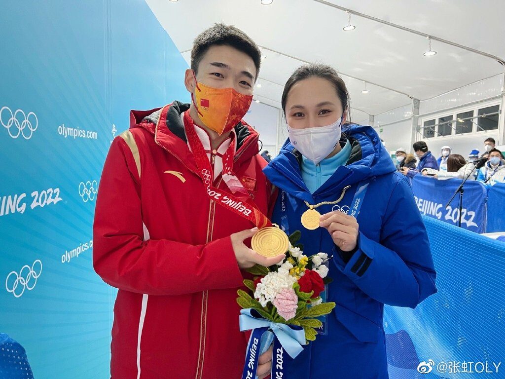 中国两代速滑奥运冠军同框!张虹抱住高亭宇合影,男帅女美太养眼休闲区蓝鸢梦想 - Www.slyday.coM 中国两代速滑奥运冠军同框!张虹抱住高亭宇合影,男帅女美太养眼休闲区蓝鸢梦想 - Www.slyday.coM