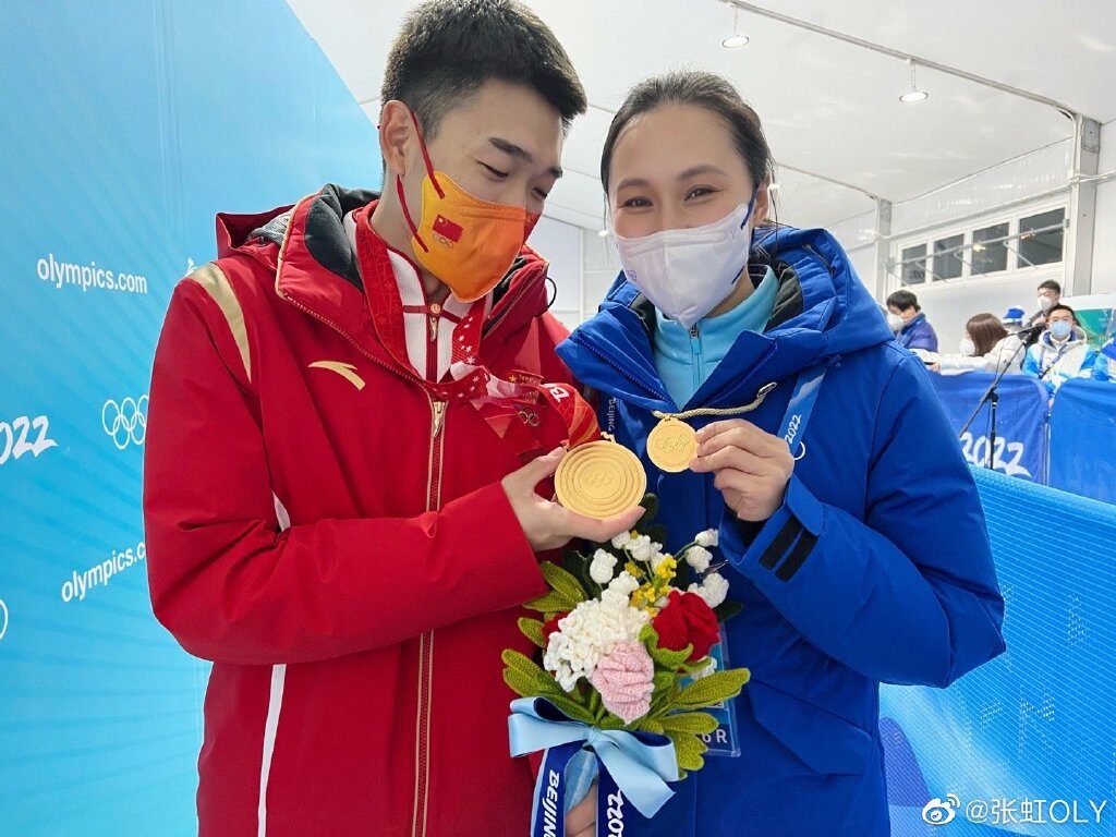 中国两代速滑奥运冠军同框!张虹抱住高亭宇合影,男帅女美太养眼休闲区蓝鸢梦想 - Www.slyday.coM 中国两代速滑奥运冠军同框!张虹抱住高亭宇合影,男帅女美太养眼休闲区蓝鸢梦想 - Www.slyday.coM