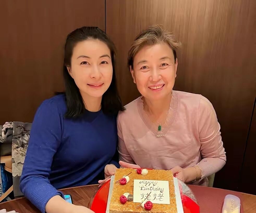 郭晶晶一家四口合体郭妈妈头发白了一大半女儿穿碎花裙好呆萌