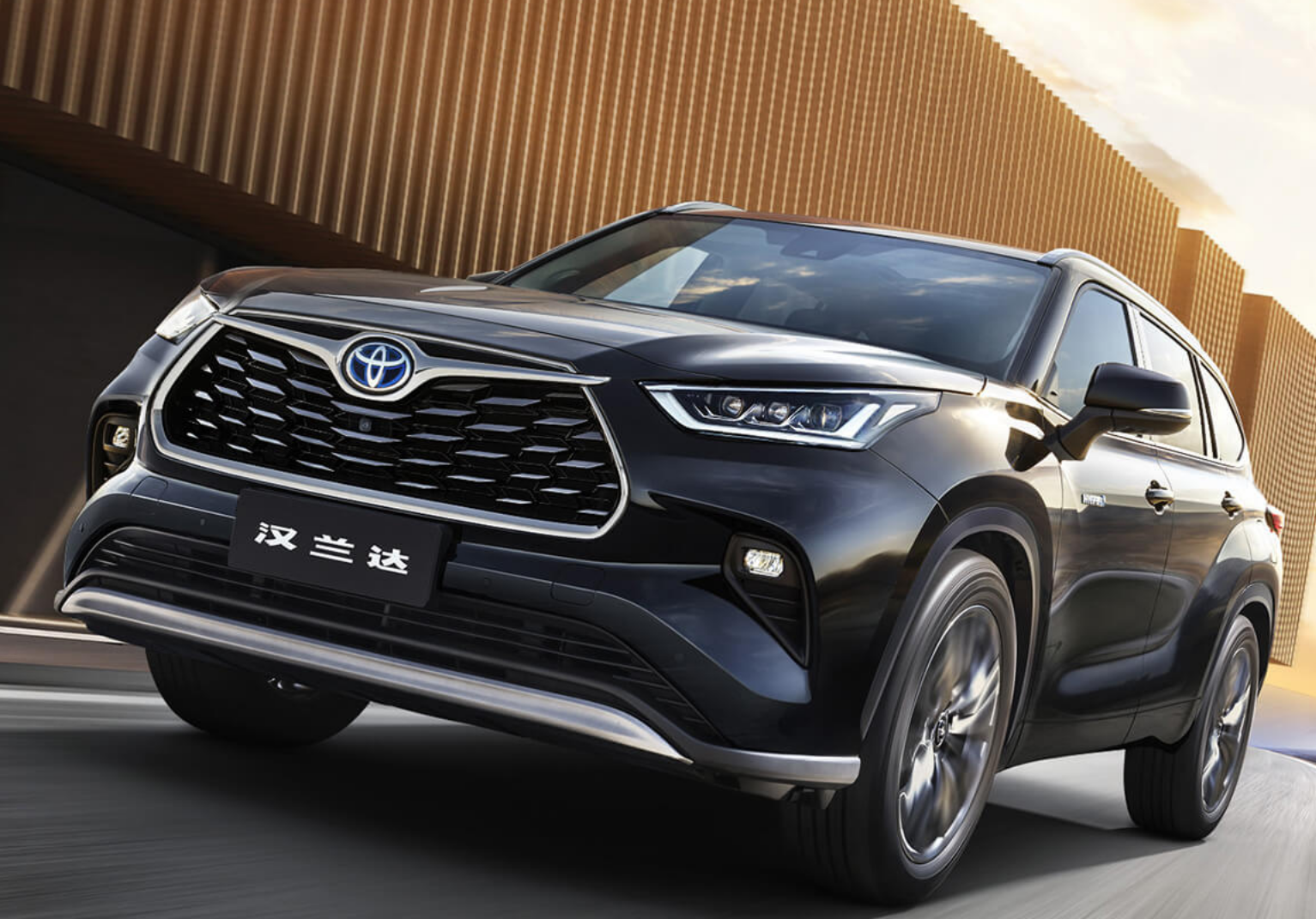 25l油电混动油耗53l这款7座中型suv3年保值率高达8912