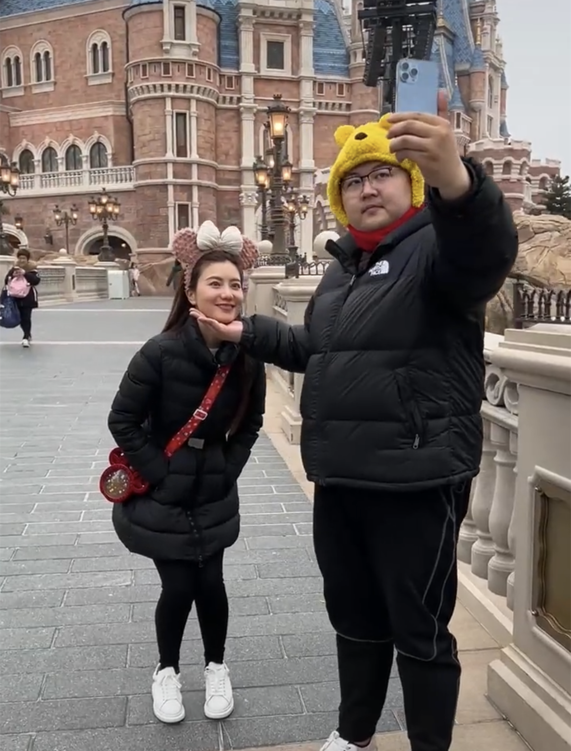 猴哥何钰欣新婚后游迪士尼意外曝光何钰欣真实背景当众秀恩爱