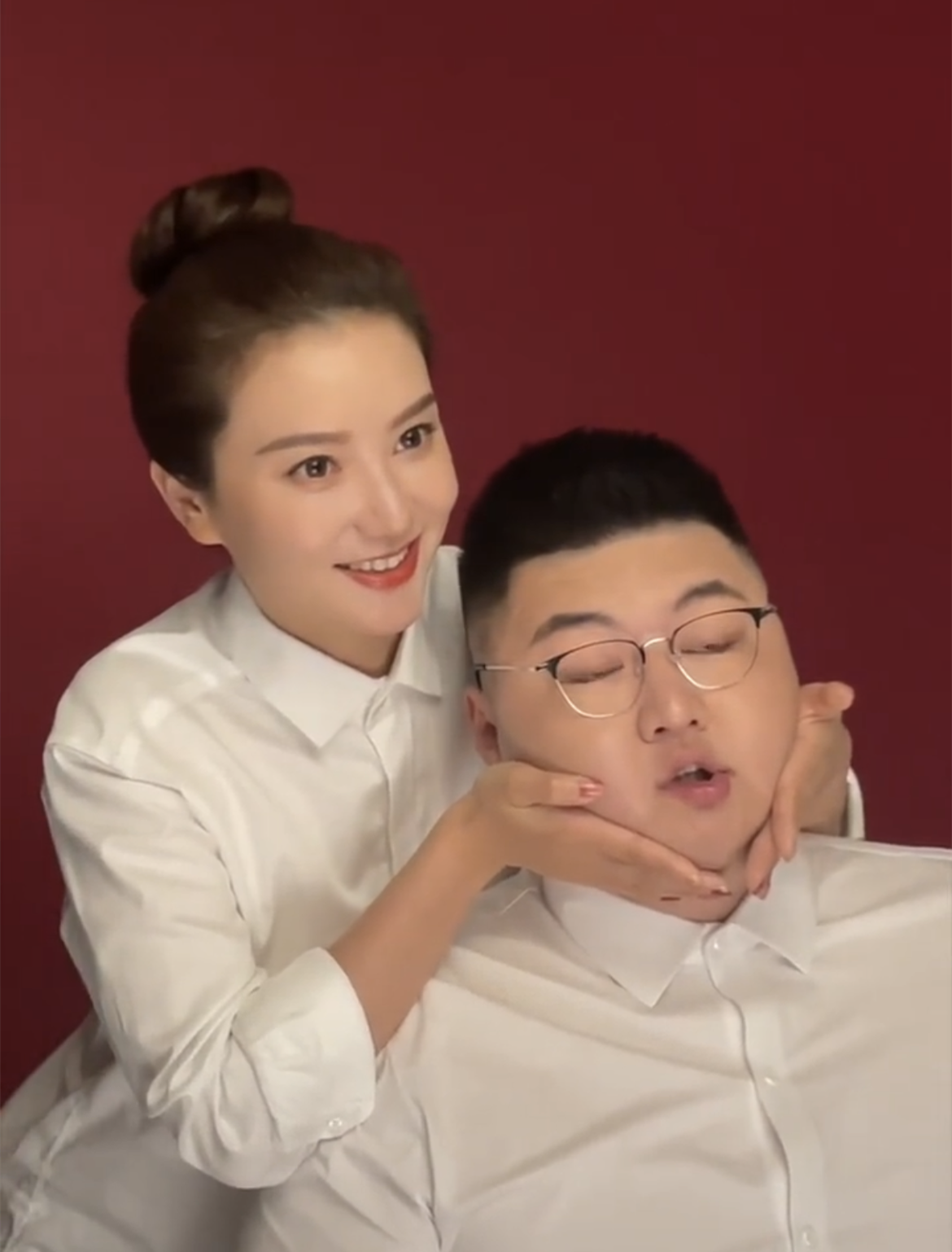 猴哥何钰欣新婚后游迪士尼意外曝光何钰欣真实背景当众秀恩爱