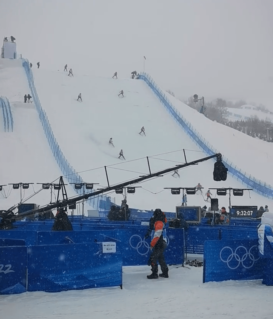 因天气原因,谷爱凌今日比赛取消,发自拍略显郁闷,配上流泪表情休闲区蓝鸢梦想 - Www.slyday.coM 因天气原因,谷爱凌今日比赛取消,发自拍略显郁闷,配上流泪表情休闲区蓝鸢梦想 - Www.slyday.coM