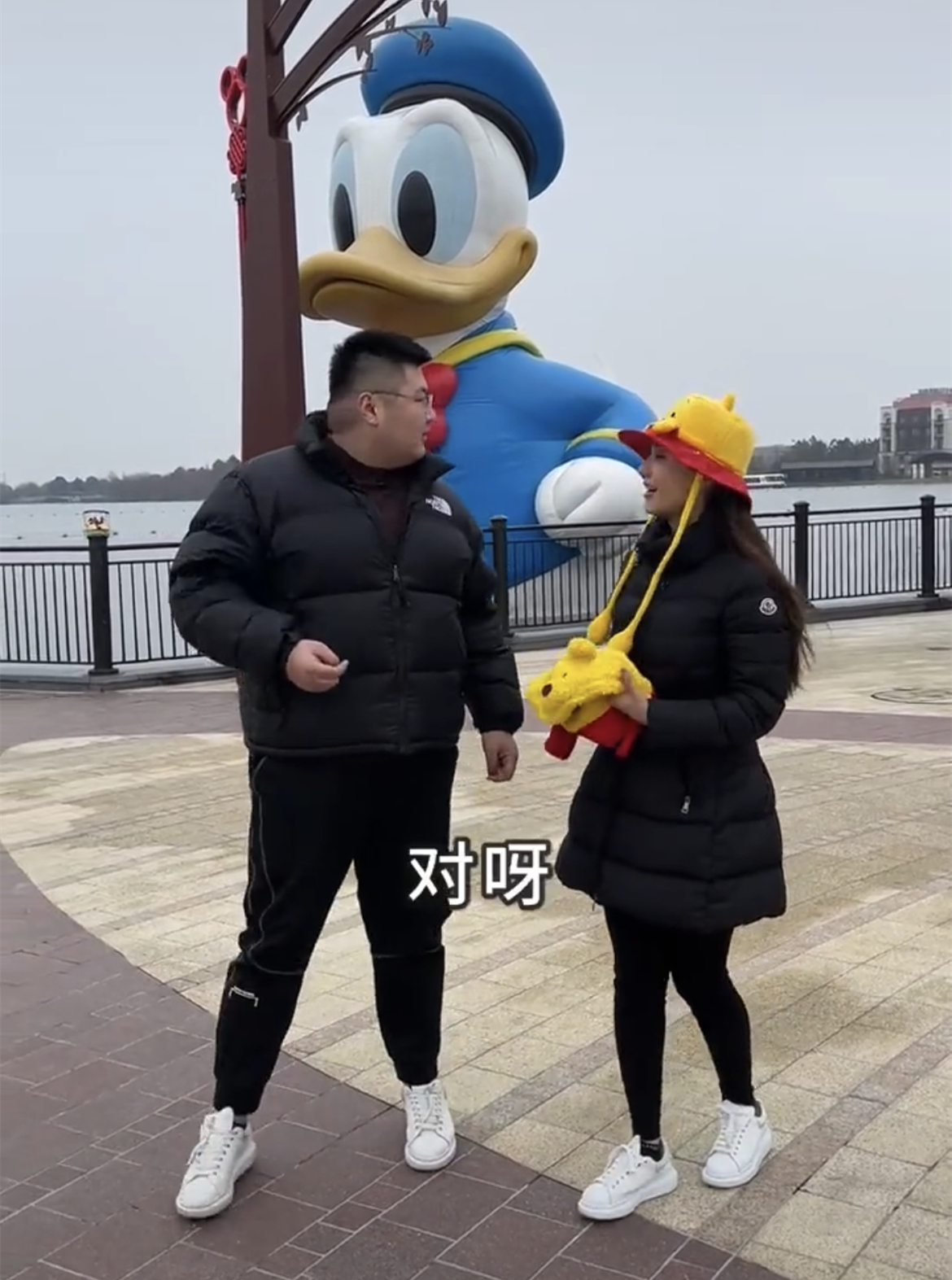 猴哥何钰欣新婚后游迪士尼意外曝光何钰欣真实背景当众秀恩爱