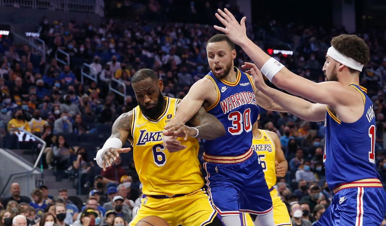 勇士汤神爆发扎心湖人三巨头:詹皇末节10中1|汤神|末节|湖人_新浪新闻