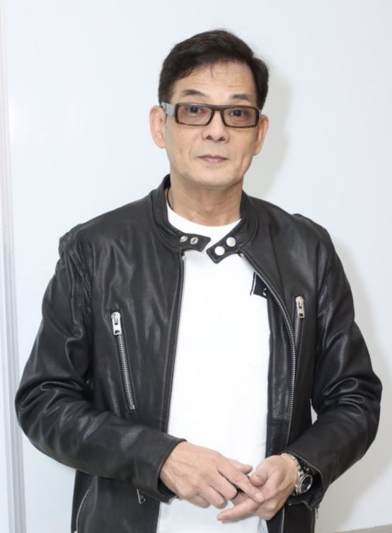 港星李国麟现身福州农村参加农村宴席连夸好吃与路人亲切交流