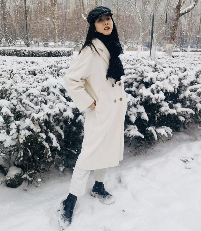 央视李思思晒雪中美照背3万元名牌包气质优雅嘟嘴吹雪好可爱