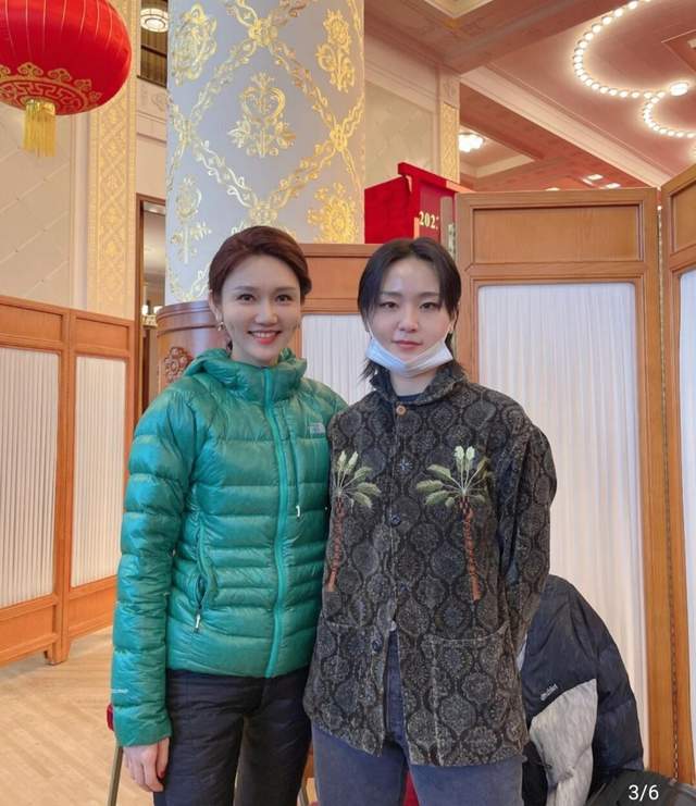 董卿接班人龙洋晒重要晚会幕后照谦虚向前辈学习优雅不输周涛