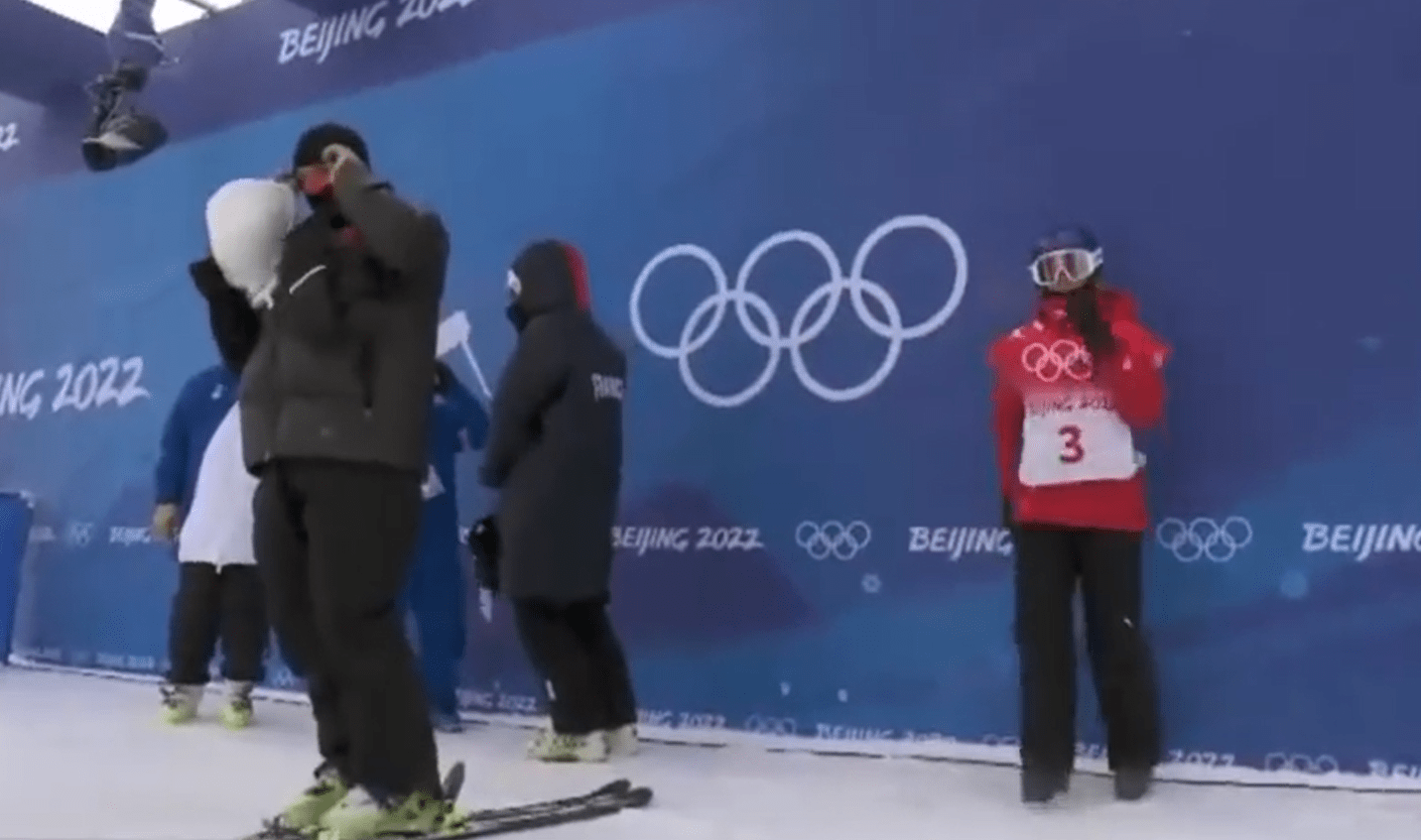 因天气原因,谷爱凌今日比赛取消,发自拍略显郁闷,配上流泪表情休闲区蓝鸢梦想 - Www.slyday.coM 因天气原因,谷爱凌今日比赛取消,发自拍略显郁闷,配上流泪表情休闲区蓝鸢梦想 - Www.slyday.coM