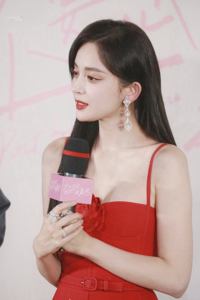 古力娜扎在新电影首映现场发喜糖，和张翰分手多年，仍然相信爱情休闲区蓝鸢梦想 - Www.slyday.coM