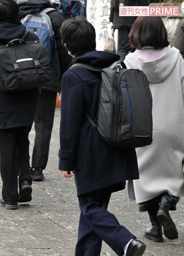 悠仁亲王居然参加筑波大学附属高中的一般考试紧张地握着准考证