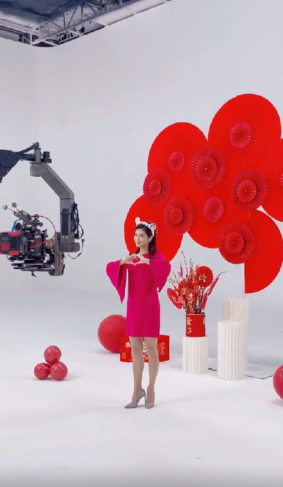 穿短裙秀长腿,收获冰墩墩蛋糕一脸惊喜|春妮|蛋糕|短裙_新浪新闻