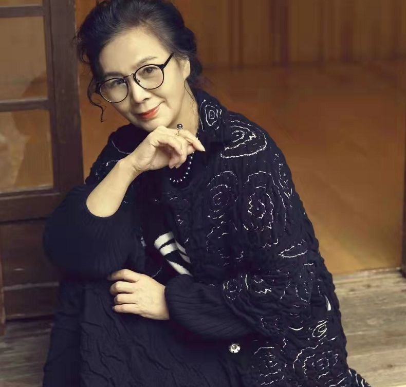 65岁阿姨老得优雅,穿一身黑气质也高级,被1米9儿子护着太惹人羡|珍珠