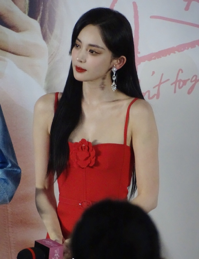 古力娜扎在新电影首映现场发喜糖，和张翰分手多年，仍然相信爱情休闲区蓝鸢梦想 - Www.slyday.coM