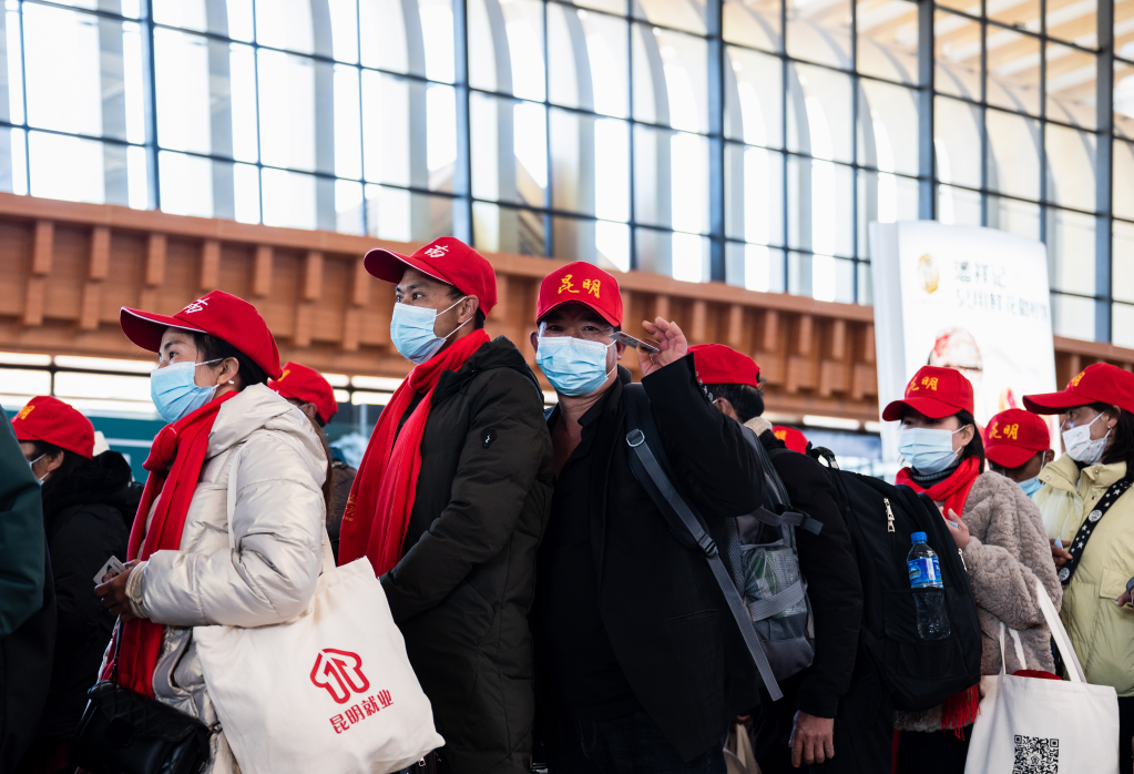2月8日，外出务工人员在昆明南站候车区准备出发。新华社记者 王冠森 摄