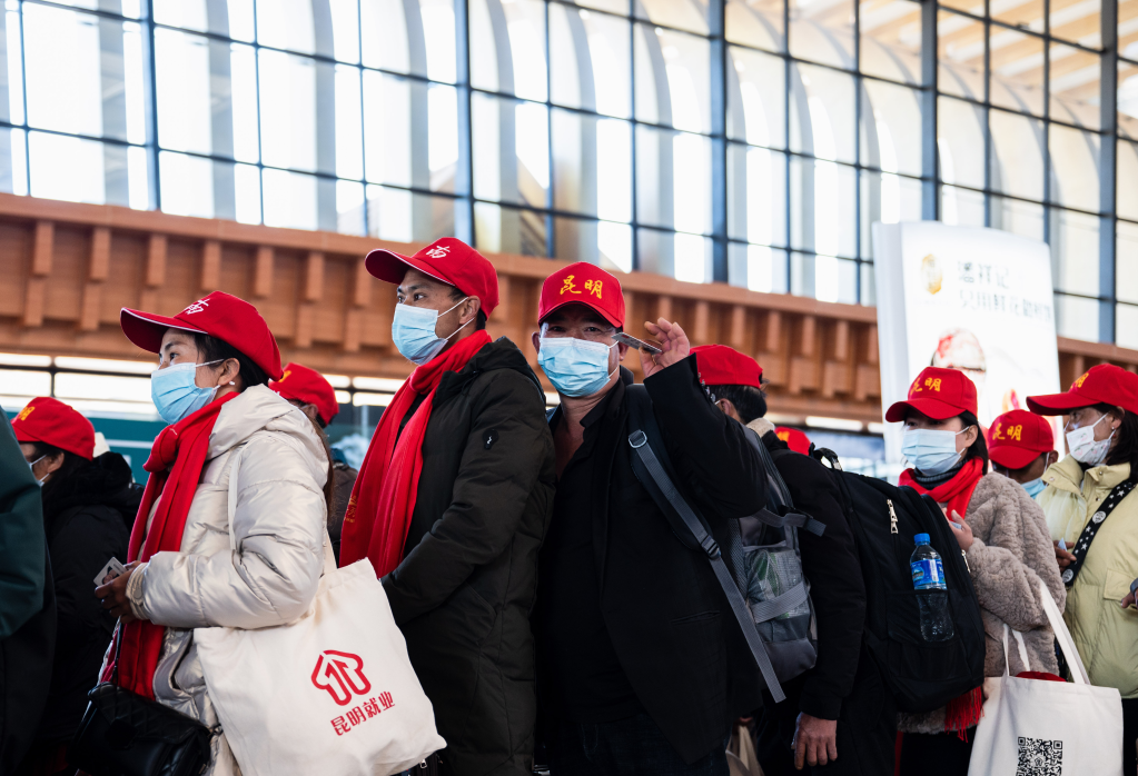 2月8日，外出務工人員在昆明南站候車區(qū)準備出發(fā)。新華社記者 王冠森 攝