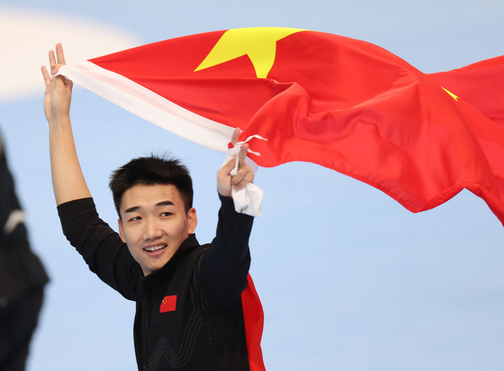 2月12日，中国选手高亭宇在比赛后庆祝。新华社记者丁旭摄