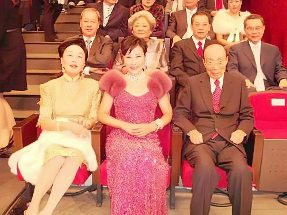 如今回头再来看, 利孝和夫人陆雁群的人生可以说是相当成功的.