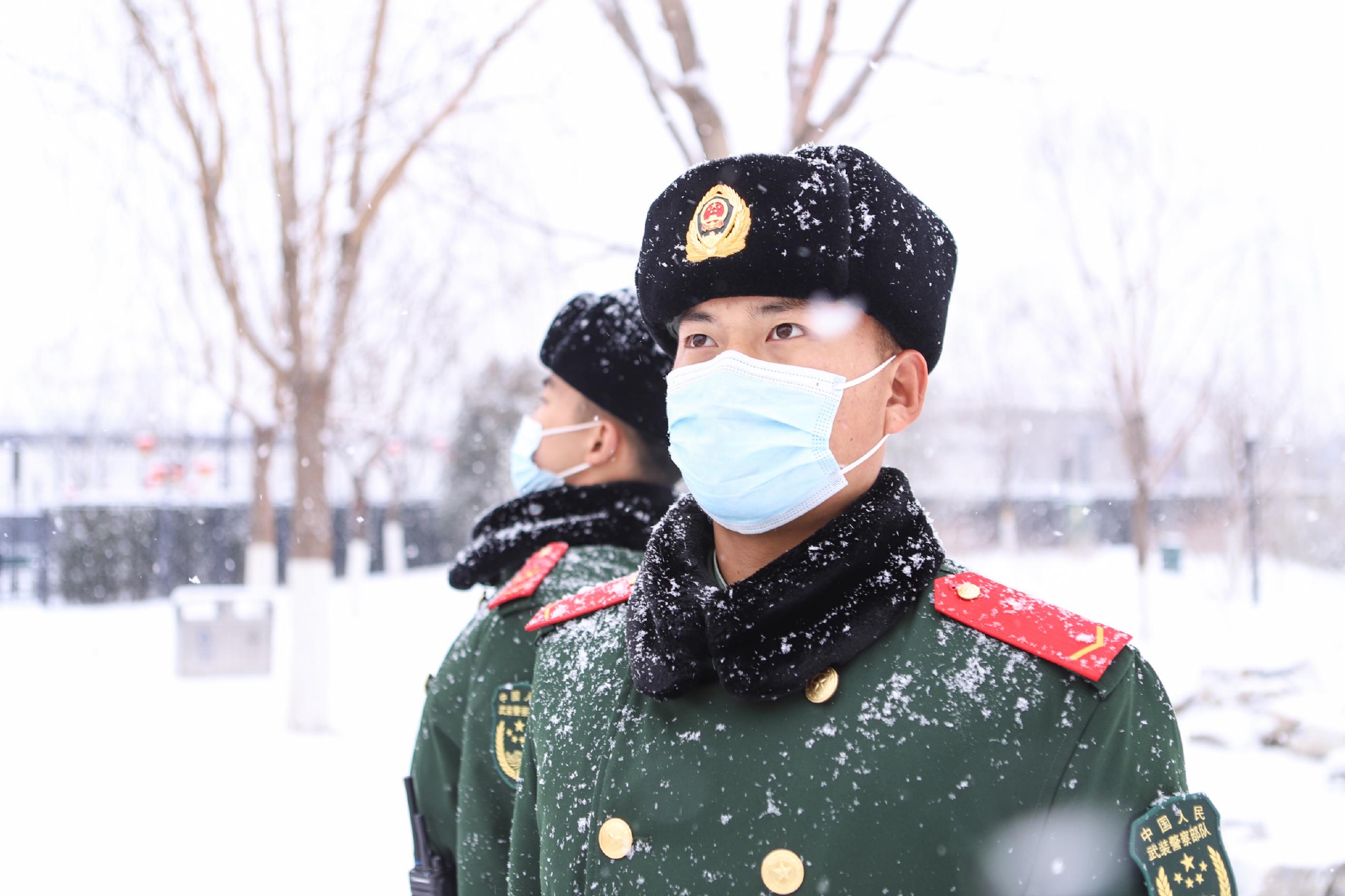 武警官兵奋战在风雪最前线站成最美的风景