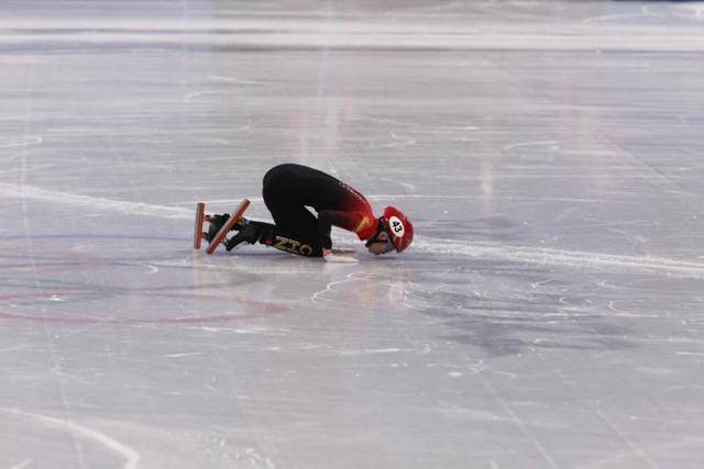 今日人物｜破防！范可新深情亲吻冰面后微笑离场：这不是退役是感谢休闲区蓝鸢梦想 - Www.slyday.coM