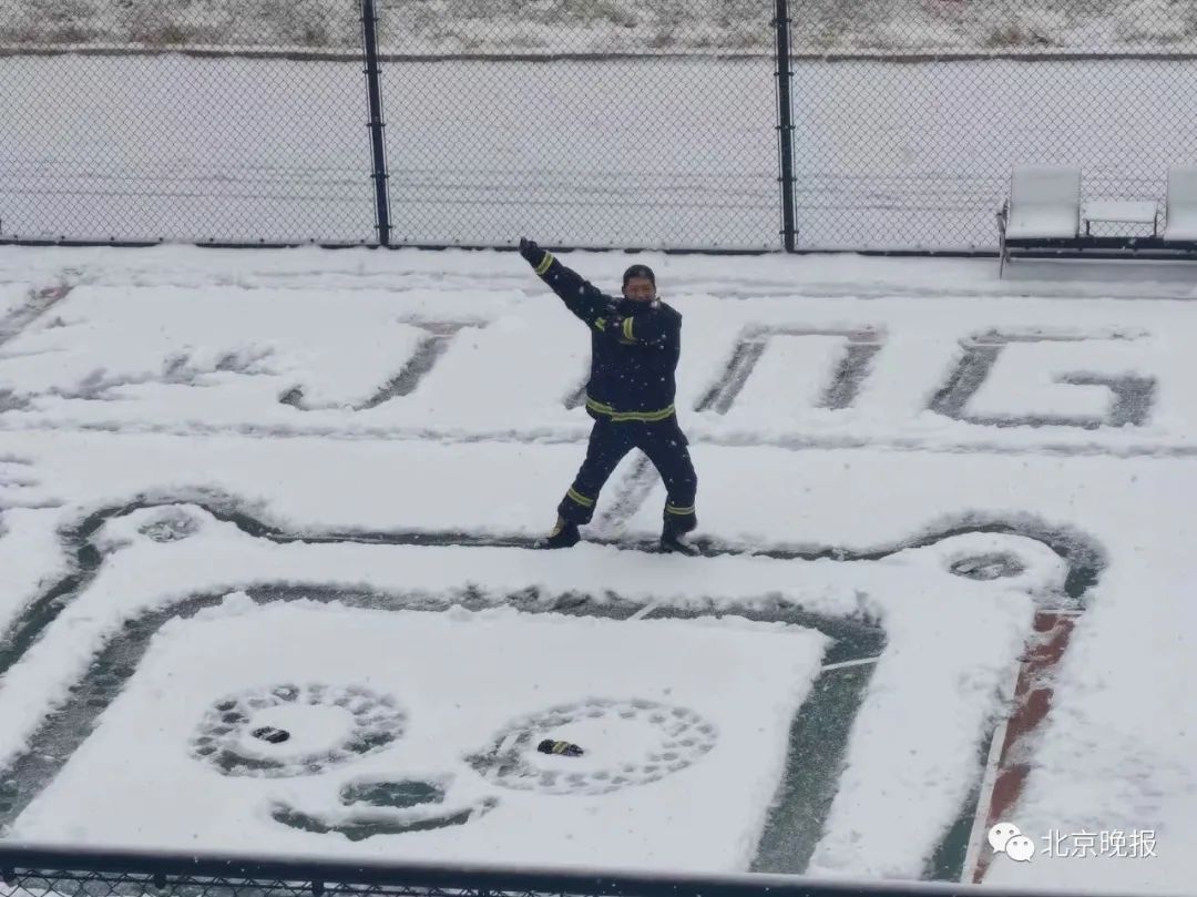 赛场内外堆雪人大赛开始了！外国记者说：“下雪的北京很美”休闲区蓝鸢梦想 - Www.slyday.coM