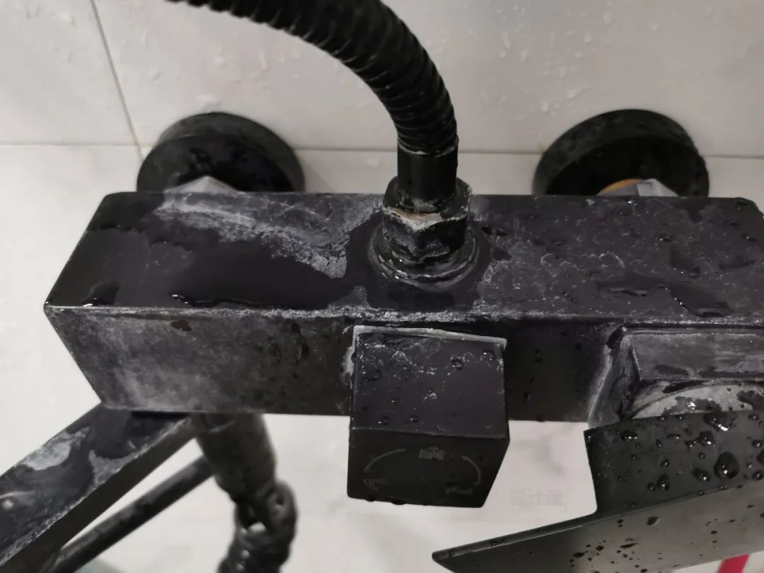 龙头与花洒上发白的污渍,其实就是硬水里的沉积物.