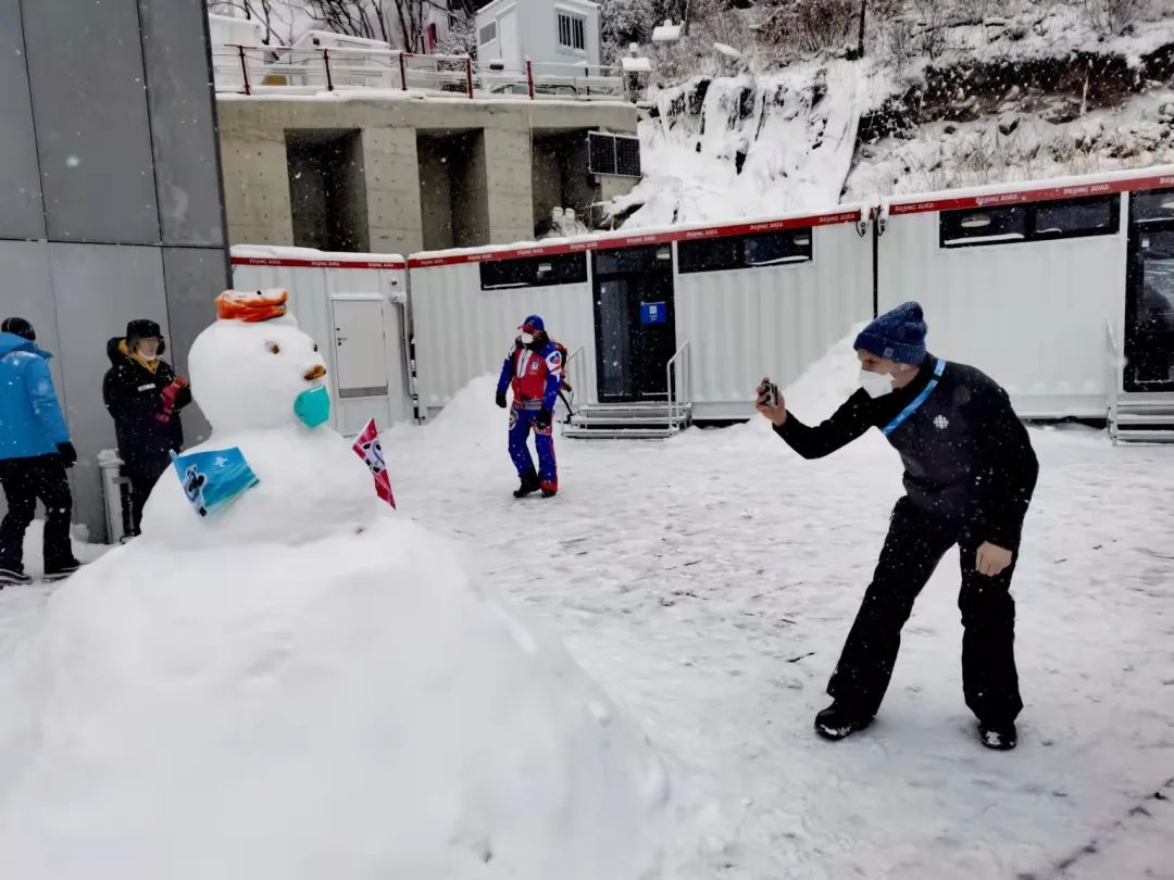 赛场内外堆雪人大赛开始了！外国记者说：“下雪的北京很美”休闲区蓝鸢梦想 - Www.slyday.coM