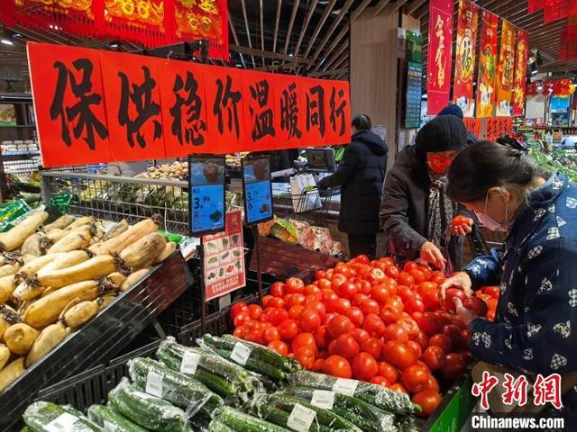 2022年2月13日，市民在超市内购买蔬菜。 北京市商务局供图