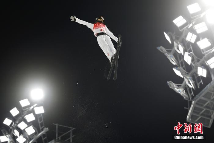 资料图：2月10日，北京2022年冬奥会自由式滑雪空中技巧混合团体决赛在张家口赛区举行。图为中国队选手徐梦桃在比赛中。 中新社记者 富田 摄