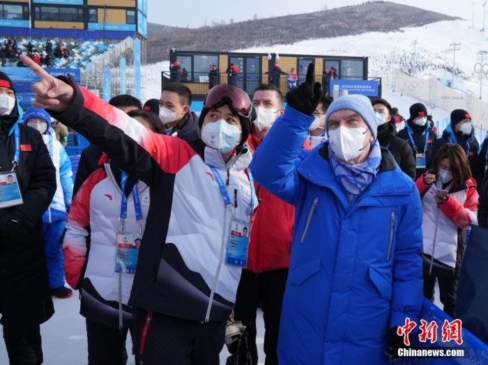2月10日，北京2022年冬奥会单板滑雪女子U型场地技巧决赛在张家口云顶滑雪公园举行，国际奥委会主席巴赫(右)在赛场观看比赛。 中新社记者 毛建军 摄