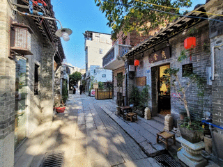 传统青砖墙、灰色筒瓦屋