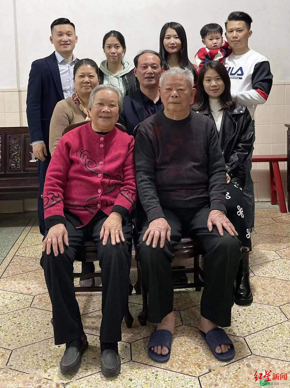 2021年春节 ，肖裕仪一家十口在汕头老家合照。图源：红星新闻