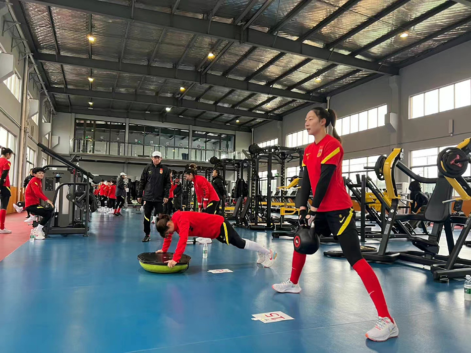 9号下午，女足回国后进行力量训练。图源：中国女足微博