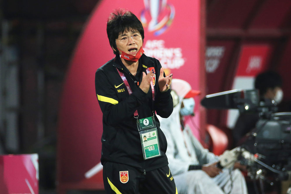 水庆霞在比赛中鼓励球员。 图源 新华社（贾韦德·达尔 摄）