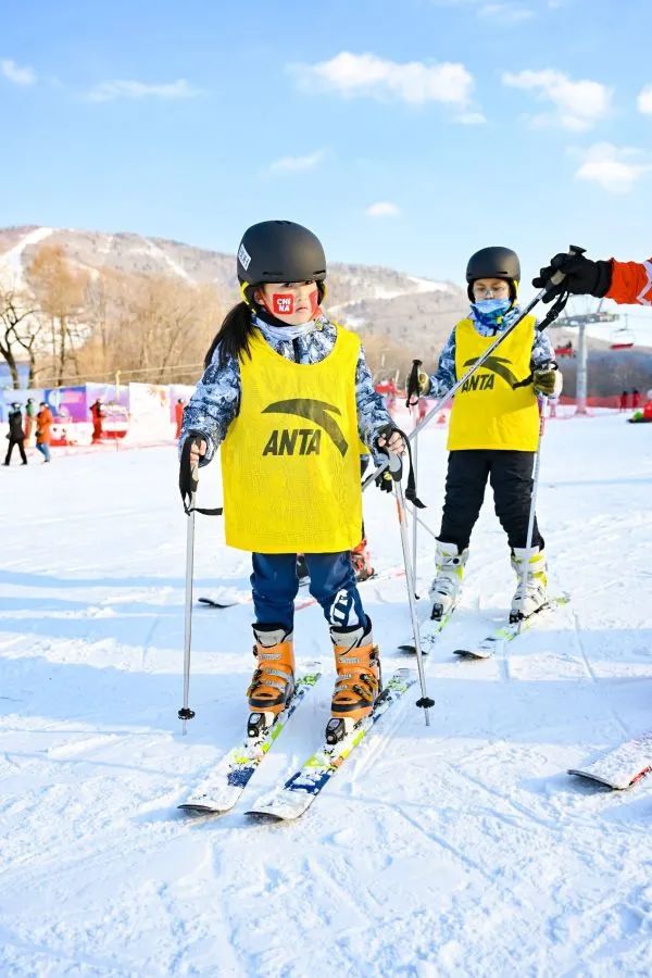 袁静涵小朋友享受滑雪