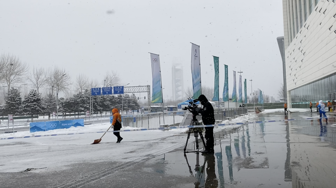 赛场内外堆雪人大赛开始了！外国记者说：“下雪的北京很美”休闲区蓝鸢梦想 - Www.slyday.coM