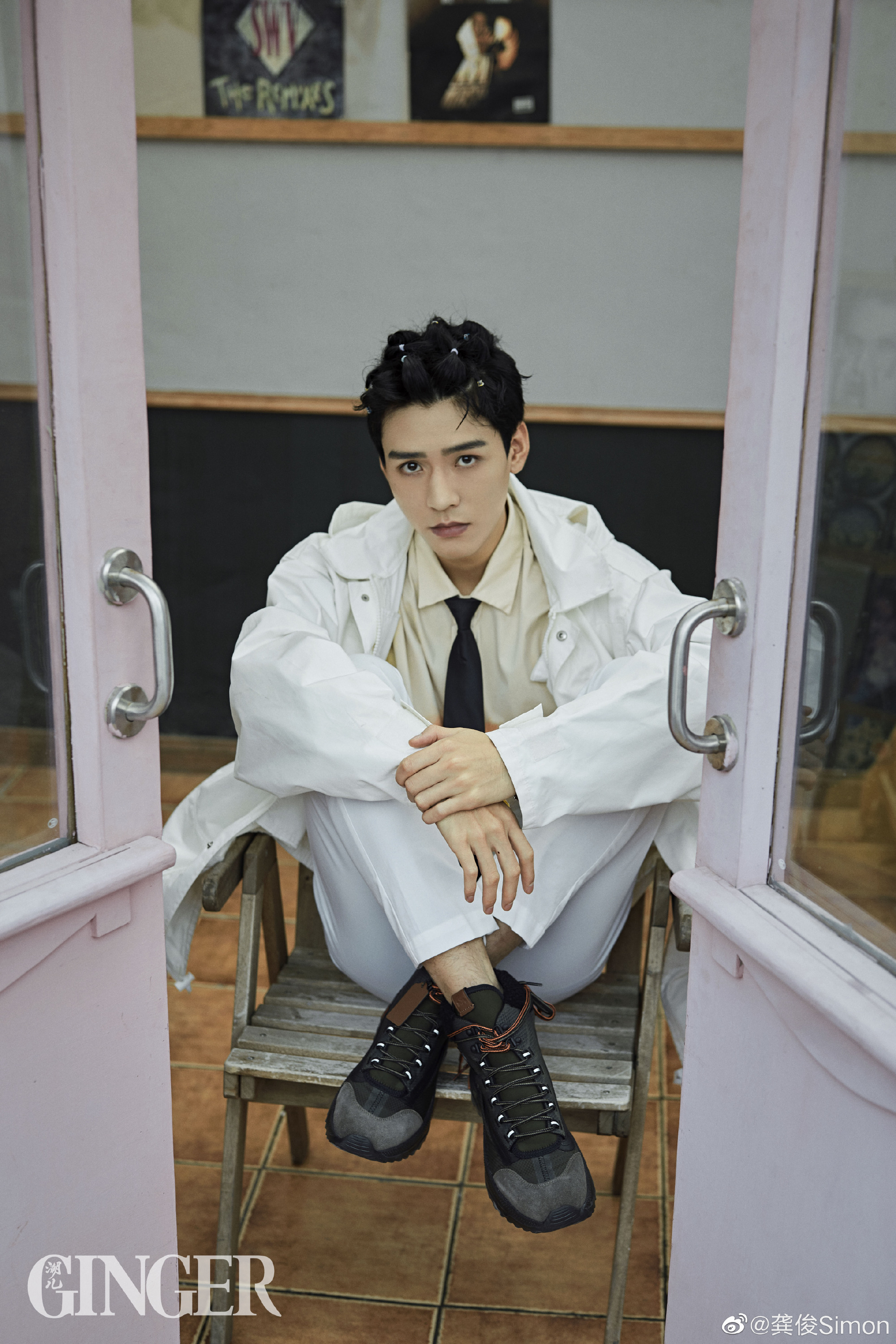 龚俊发博晒自拍照祝大家情人节快乐