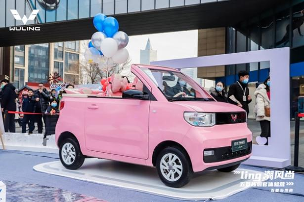 都将五菱宏光miniev的小巧可爱,潮流灵动展示大家面前,其中的两台敞篷