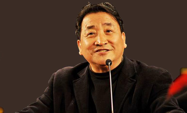 网友公园偶遇相声演员姜昆的塑像雕刻栩栩如生却被吐槽不吉利