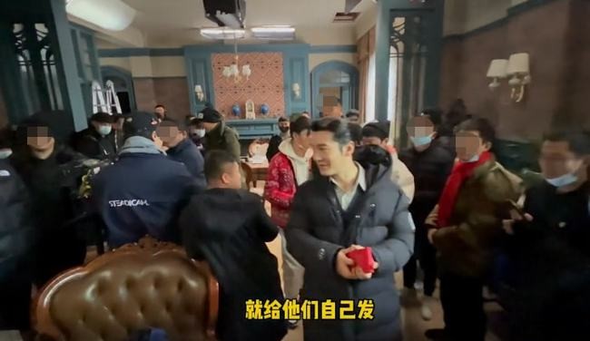 黄晓明情人节霸气送礼物!被蒋欣调侃两人绯闻,挨个送玫瑰好温柔休闲区蓝鸢梦想 - Www.slyday.coM 黄晓明情人节霸气送礼物!被蒋欣调侃两人绯闻,挨个送玫瑰好温柔休闲区蓝鸢梦想 - Www.slyday.coM