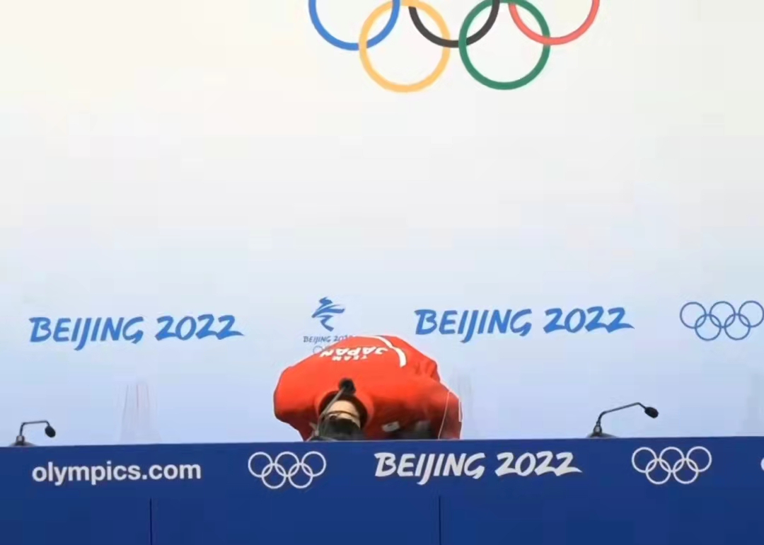 羽生结弦是多么的有礼貌！柚子上台不停地鞠躬，下台三步一鞠躬！休闲区蓝鸢梦想 - Www.slyday.coM