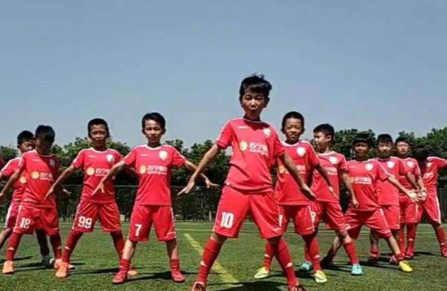 名嘴爆中国男足黑历史:赛前给一张银行卡,想踢几场打几场的钱休闲区蓝鸢梦想 - Www.slyday.coM 名嘴爆中国男足黑历史:赛前给一张银行卡,想踢几场打几场的钱休闲区蓝鸢梦想 - Www.slyday.coM