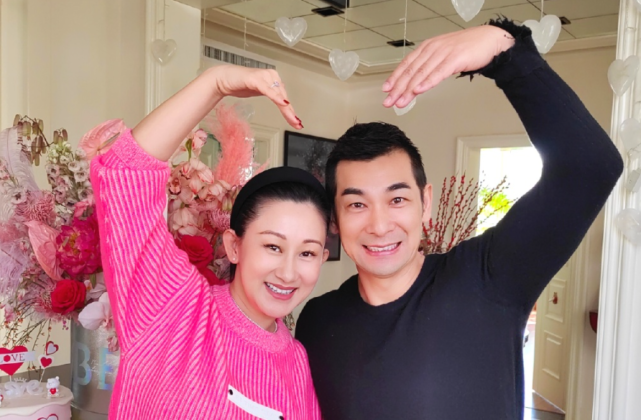 单身明星如何过情人节曾黎独自游玩李心艾女扮男装邓伦宠粉
