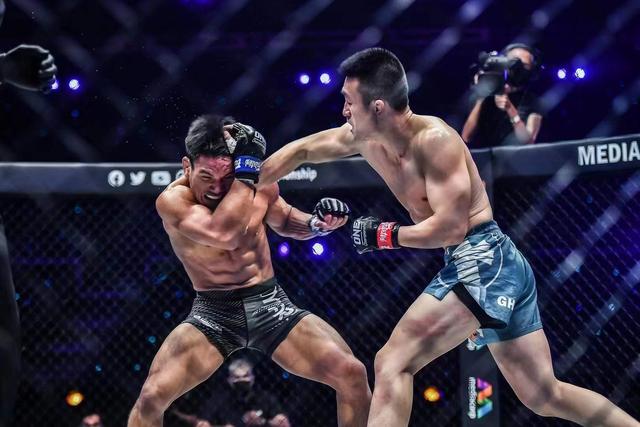 钢铁般的意志!陈睿血拼到最后一秒,击败新西兰“泰森”!休闲区蓝鸢梦想 - Www.slyday.coM 钢铁般的意志!陈睿血拼到最后一秒,击败新西兰“泰森”!休闲区蓝鸢梦想 - Www.slyday.coM