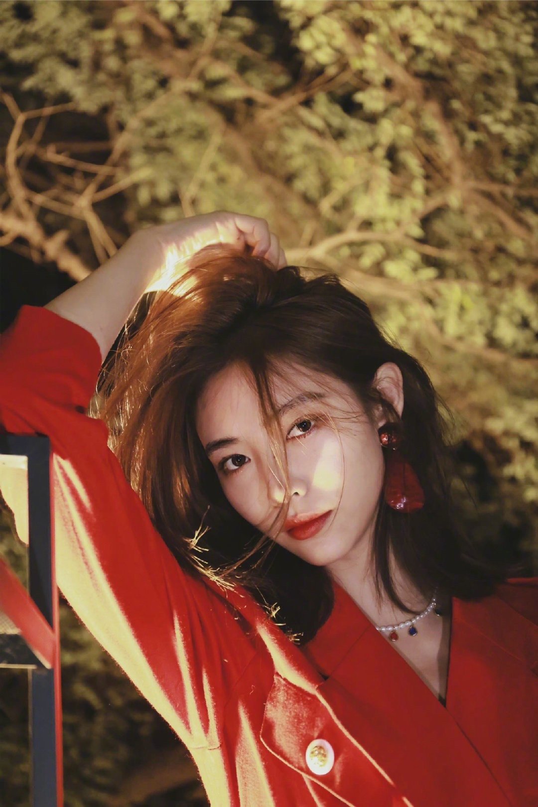 许佳琪情人节大片 夜景红衣写真太有质感了,被红衣kiki绝住了|许佳琪