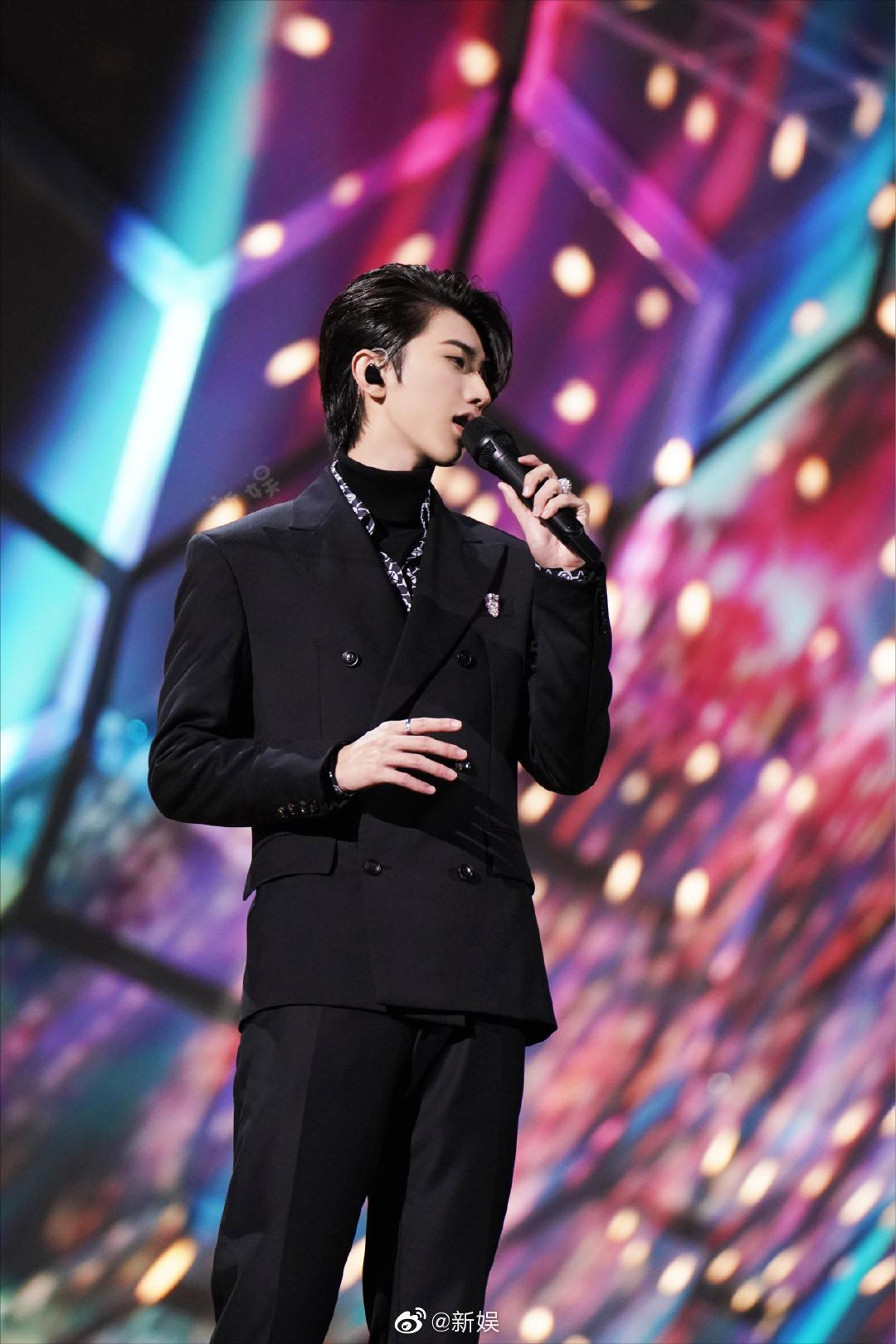 蔡徐坤跨年演唱会独家高清图 情人节就要一起循环坤坤的专辑……|跨年演唱会|蔡徐坤|情人节_新浪新闻