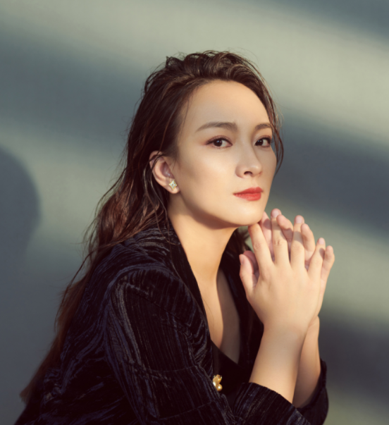 "居民张彩香从工作人员手中接过自己的房产证,难掩内