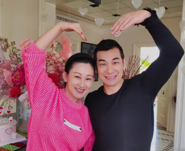 49岁赵文卓送老婆鲜花和蛋糕合照比心超甜蜜小女儿出镜太可爱