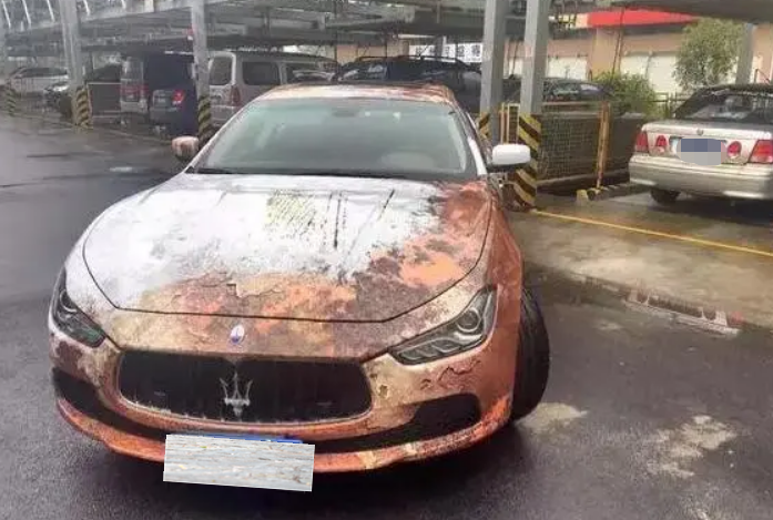 "战损级"玛莎拉蒂现北京街头,车尾几乎锈烂,路人不敢靠近-新浪汽车