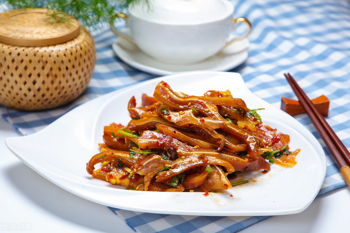 这样吃起来会更加脆爽,口感更好,也更下酒下饭,做凉拌猪耳朵的时候